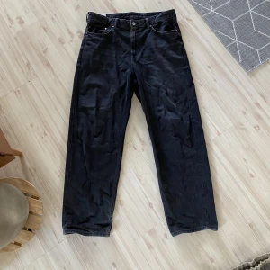 Svarta jeans - Svarta baggy oversized jeans från hm utan några större skador, lite söndertrampade på båda benen