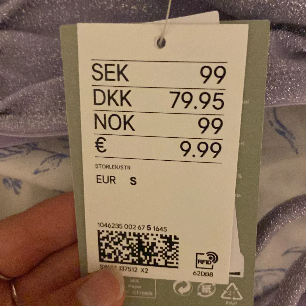 Säljer nu en super fin glitter bikini åt en kompis! Aldrig andvänd men kunde inte lämnas tillbaka efter som att hon räck av lappen på den! Tror den är slutsåld! Köpt för ca 200-250kr. Övrigt.