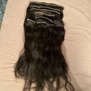 Löshår - Brunt löshår, 46 cm. Har rätt tjockt hår och funkar bra i mitt hår. Endast använt några fåtal gånger. Är 2 st 4 clips, 2 st 3 clips, 2 st 2 clips och 4 st 1 clips
