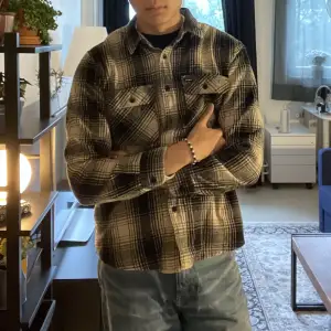 Brixton märke flannel skjorta köpt från streetlab för 749kr! 😎Kondition 9/10 säljer eftersom jag inte får användning till tröjan längre 😔Size medium, sitter true to size och passar bra på mig som är 184! 🕺