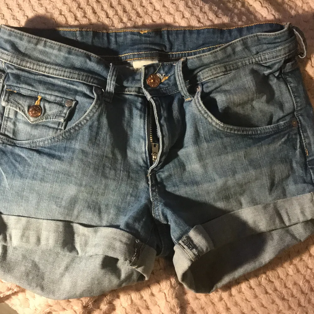 Denim shorts från H&M i strl 36, säljer då de inte passar mig. Jätte fina annars och i ganska bra skick. Snygga till sommarväder.☀️. Shorts.