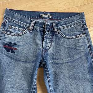Så snygga lågmidjade utsvängda jeans som tyvärr är för små, vintage Calvin Klein. Midjemått 36 o innerbenslängd 88 så väldigt långa i benen!!!!💞💞💕💞💞