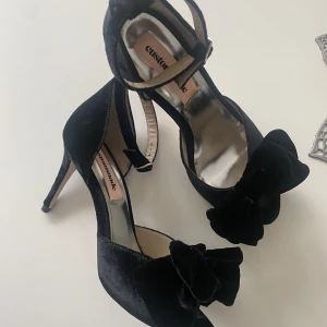 Custommade Sandaler - Jag säljer ett par sandaler som endast är använda en gång men jag är inte nöjd med storleken och tänker därför att andra kan ha mer nytta. Pris kan diskuteras. 