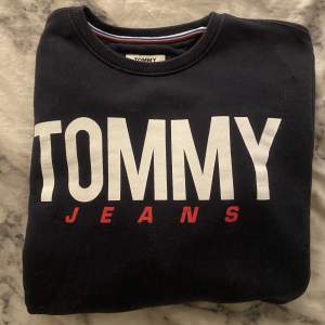 Mörkblå Tommy jeans sweatshirt, inget trasigt eller några fläckar