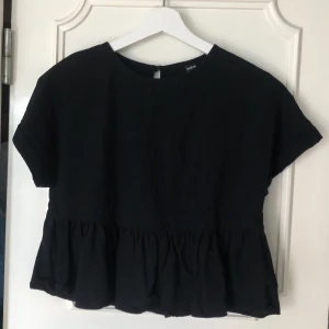 svart volang tshirt - säljer denna svarta volang t shirten som är jättefin vilken årstid somhelst! aldrig använd💕