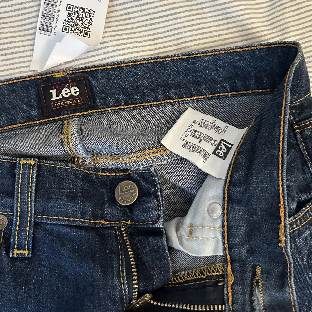 Blåa lågmidjade jeans stl 25/33 från märket Lee. Är 165 cm lång och jeansen nuddar hälarna. Köpta second hand men är i nyskick!. Jeans & Byxor.