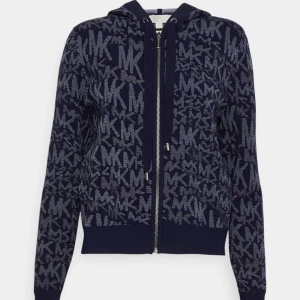 Stickad hoodie  - Säljer denna stickade zip hoodien från Michael kors då den tyvärr inte har kommit till någon användning.  Nypris: 2425kr (rea 1576kr)💕