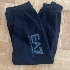 Emporio Armani byxor  - Eu S  Svarta  Emporio Armani  Fint använt skick  Inga hål el slitningar  100% äkta  QR kod finns 