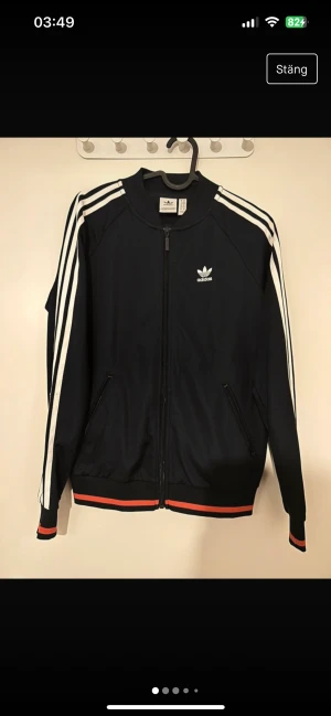 Adidas tracksuit  - Använd en gång. Marinblå. Överdel: 34/XS.  Underdel: 38/M.