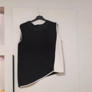 Asymmetrisk blus  - Simpel svart top