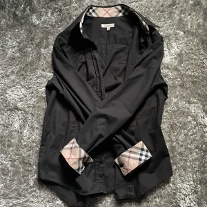 Burberry skjorta  - Säljer min burberry skjorta för att den är för liten, skick 10/10 pris kan diskuteras vid snabb affär. Nypris: 5600kr