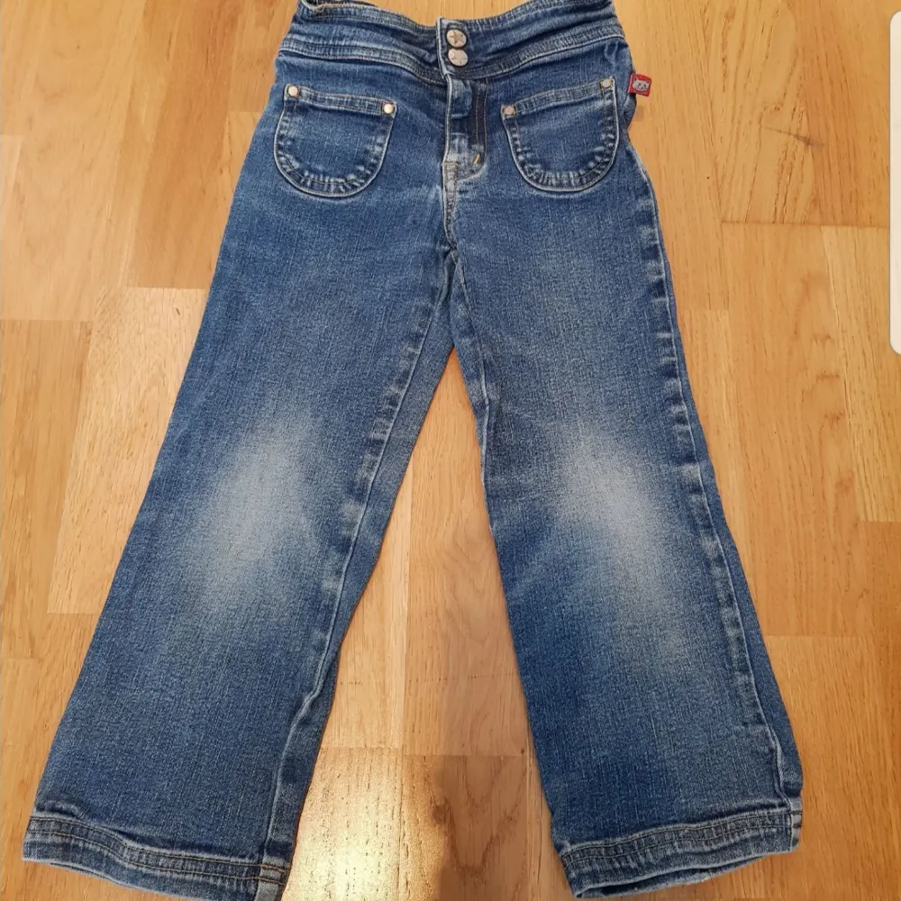 Blåa barnjeans från åhlens i storlek 98. Har två framfickor, dragkedja och tryckknappar.. Jeans & Byxor.