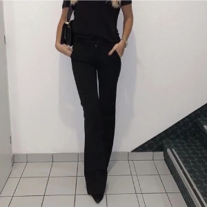 Kostymbyxor Sanne Alexandra - Slutsålda kostymbyxor från Sanne Alexandra. De är väldigt långa så jag har lagt upp dom ett par cm. Byxorna är väldigt sköna, utsvängda och knappt använda