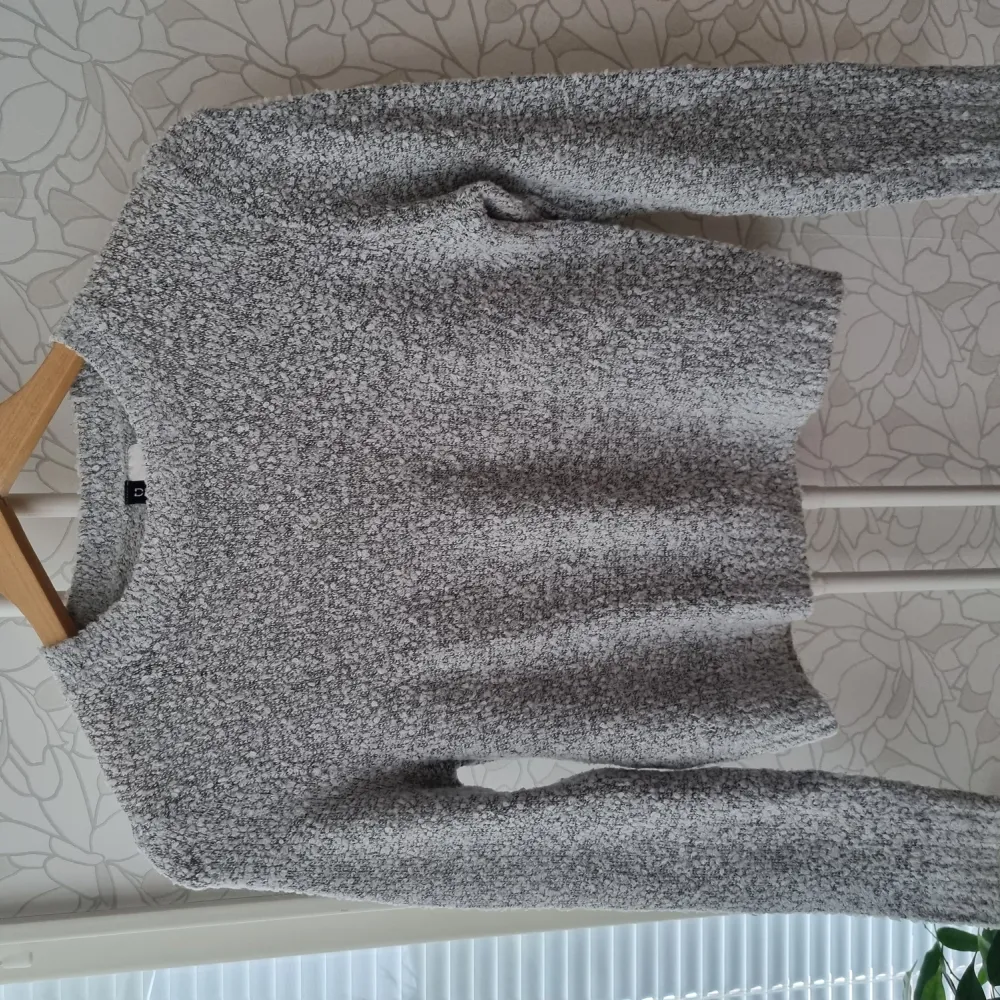 The sweater from H&M, it was used a few times. It is a shorter model in gray colour.. Toppar.