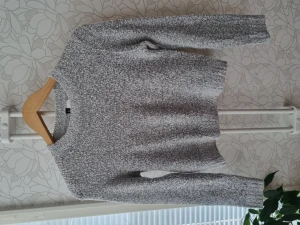 Swear in size XS - The sweater from H&M, it was used a few times. It is a shorter model in gray colour.