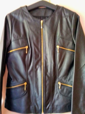 Skinnjacka - Använd 1 gång, sen har jag växt ifrån den. Köpte den i en Butik i Helsingör/Danmark priset var då 1399 dkr.