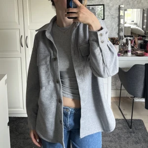 Tunn jacka - Säljer denna tunna grå ”skjortjacka” då den inte kommer till användning. Endast använd ett fåtal gånger. Storlek M men passar även xs-m! 