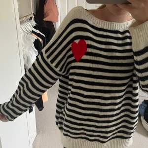 Säljer denna stickade tröjan som är köpt i Köpenhamn i somras märket är Ester Brown paris, har en fin typ av urringning och ett rött hjärta på höger sida🫶🏻☺️