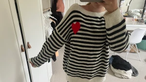 Snygg unik stickad tröja🫶🏻🤩 - Säljer denna stickade tröjan som är köpt i Köpenhamn i somras märket är Ester Brown paris, har en fin typ av urringning och ett rött hjärta på höger sida🫶🏻☺️