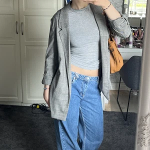 Trenchcoat  - Säljer denna trenchcoat från stradivarius då den inte kommer till användning längre. Storlek L men passar s-m skulle jag säga, jag har vanligtvis S.