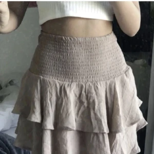 Söt kjol - Jätte gullig beige/sand färgad kjol som tyvärr inte passade mig. Bilden lånad av förra säljaren. 