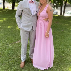 Balklänning  - Alla kommande baltjejer se hit! Säljer min ooootroligt fina klänning som inte kommer till användning mer TYVÄRR! Använd engång. Jag är 164cm lång å har klackar med höjd 5cm på bilderna. Kan tänka mig sänka priset vid snabb affär. Nypris: 899kr