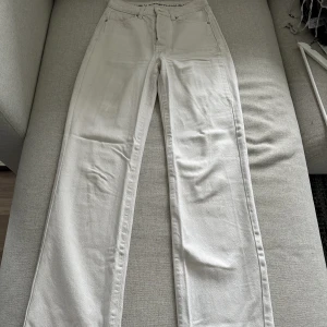 Vita jeans - Vita jeans från bikbok (om jag minns rätt). Högmidjade med wide leg. Låna ben och bra skick. 