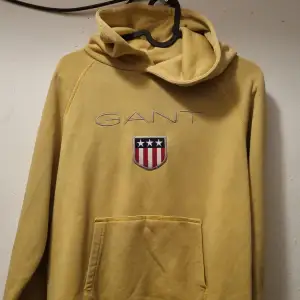 Gant hoodie som är för lite använd som behöver nytt hem, storlek finns på bild men skulle anse de passar en XS till S. Nån ytlig fläck som inte går bort i tvätten, men syns inte då den är så 