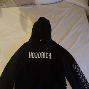 Hoodrich hoodie i storlek xs, skicket är mycket bra, har bara använt några gånger. 