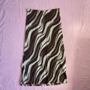 Långkjol  - Maxikjol med fint mönster. Köpt på humana, de har gått upp en söm som man kan se på sista bilden. Möts gärna upp men kan även frakta (frakten kostar 66kr )🪐