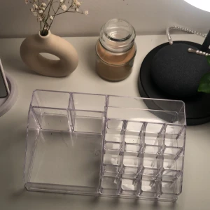 Sminkställ - Ett fint Sminkställ inga skador! Kontakta mig för mer info! säljs då jag inte tyckte om att ha sminket synligt!