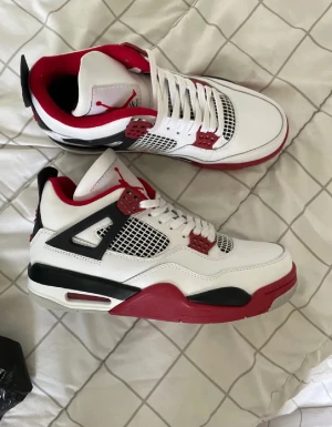 JORDANS 4 FIRE RED - Air jordan 4 fire red TOP KVALIYE !! Storlek 42 !!Box finns Svarar gärna på frågor eller skickar fler bilder Kan mötas upp i  Mora  eller fraktas