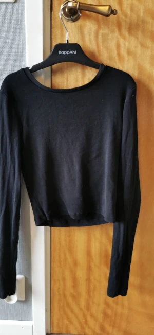 Tröjor - 3 st lika dana tröjor från zalando i svart, vit och ljusblå.  Står inte storlek men har för mig XS. 50 kr styck