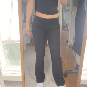 Lågmidjade kostymbyxor  - Säljer dessa kostymbyxor för att dom är lite försmå för mig tyävrr, dom är lågmidjade och går hela vägen ner till marken på mig som är 168, dom är helt oanvända eftersom jag glömde att skicka tillbaka dom. hör av er vid frågor eller för fler bilder💕