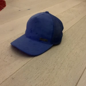 Maggior keps hel blå med ett litet maggior märke  - Maggior kepa 