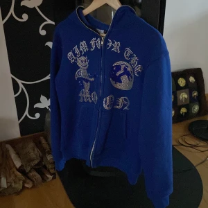 Aim for the moon hoodie - Jag säljer nu min blåa aim for the moon hoodie i storlek l. Tröjan är helt ny och aldrig använd. Säljer den för att den inte kommer till användning. Pris kan diskuteras vid snabb affär.