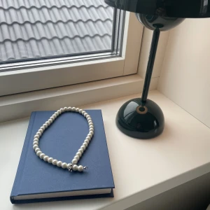 Pärlhalsband 40cm - Köpt för ca 3-4 år sedan, använt max 10 gånger, bra skick och kvalitet. Halsbandet är 40cm långt. 