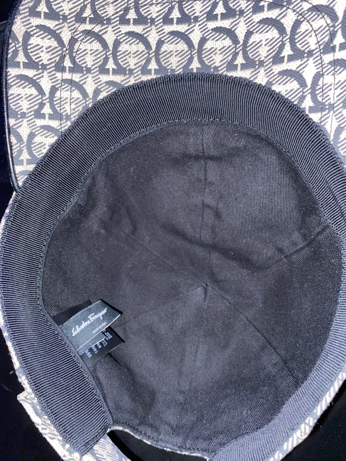 Ferragamo keps  byten funkar helst också  - 90