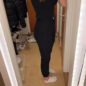 Cargobyxor från BikBok - Svarta cargobyxor från Bikbok🖤 Finns muddar i foten och bakfickor😇