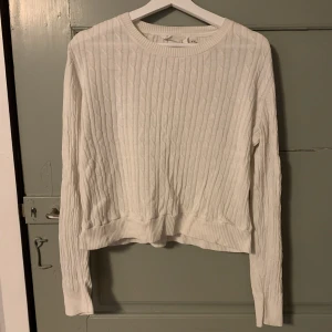 Stickad tröja - Fin vit stickad tröja🌸 den är tunn och lite genomskinlig, men väldigt skön. Har själv sytt upp den så är lite knölig längs nedre kanten, råkade också vika tyget lite när jag sydde (se bild 3)🌸