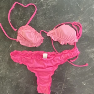 Bikini  - Bikini från Cubus. Underdel storlek s och överdel storlek m. Fint skick! 
