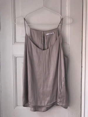Topp i silke  - glansig metallic topp från wera