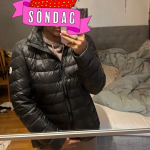 Moncler jacka dun - Dunjacka från moncler Använd men i gott skick Säljs pga för stor, passar M/L