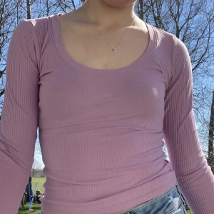 Lila tröja från Monki🤍 - Säljer nu den här lila tröjan från Monki, använd fåtal gånger🤍 I storlek XS och i gott skick.