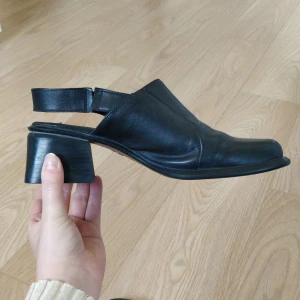 Slingback skor 90tal 2000tal - Fina svarta skor med fyrkantig tåbox och bred klack. Inga skav eller fel vad jag kan se.  Stl 39,5