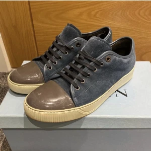 Lanvin - Hej nu säljer jag mina jättefina lanvins. Inte så populär modell därav priset. Skick 9/10 och har mycket kvar att ge. Uk 8 vilket motsvarar 42-43. Fraktar spårbart via postnord eller möts upp i Stockholm🙌🏼