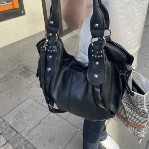 Väska - Jättefin väska som jag köpte men ångrade mig direkt efter så den är helt oanvänd, bud=KÖP