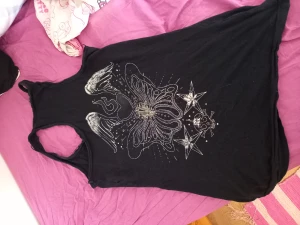 Linne  - Svart linne lite sliten men ändå i fint skick katt finns I hemmet men rollar av innan jag skickar 