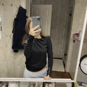 Zara trendiga tröja - Säljer denna trendiga zara tröjan🌸skriv för fler bilder🌸