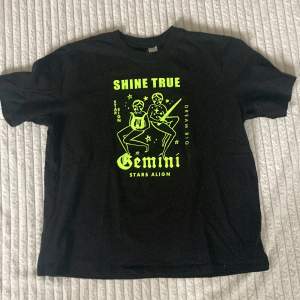 Det här är en t-shirt med tvillingens stjärntecknet, kommer från hm.
